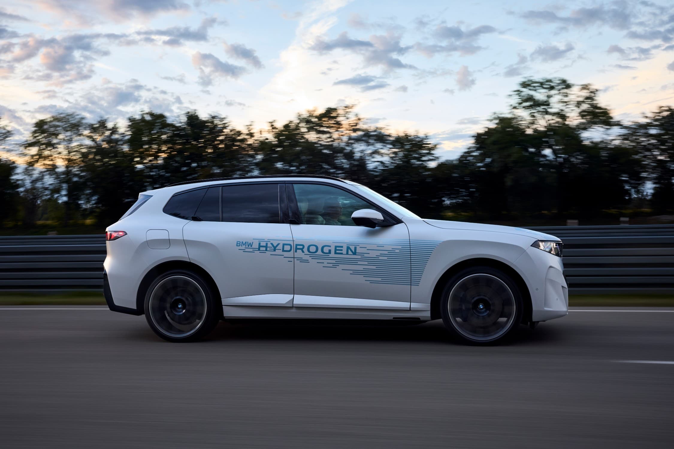 تست‌های واقعی BMW iX5 Hydrogen و آماده‌سازی تولید صنعتی