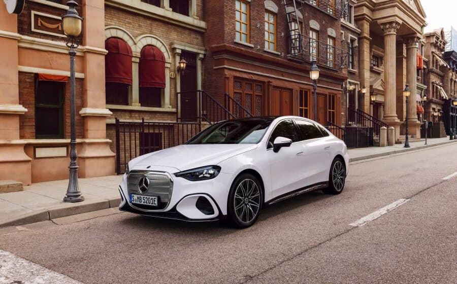 مرسدس C 300 4Matic الکتریکی با ۴۲۱ اسب بخار و قیمت ۶۲,۹۵۱ یورو